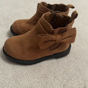 Gap kids suede bow booties size 6